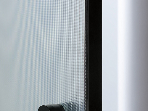 Фрагмент двери Shoin Pivot с полотном из матового стекла, черный профиль
